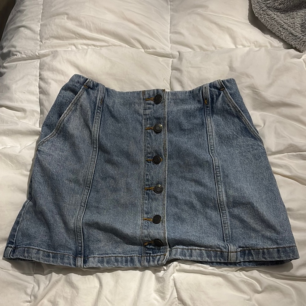 Aritzia Wilfred Free button front denim skirt